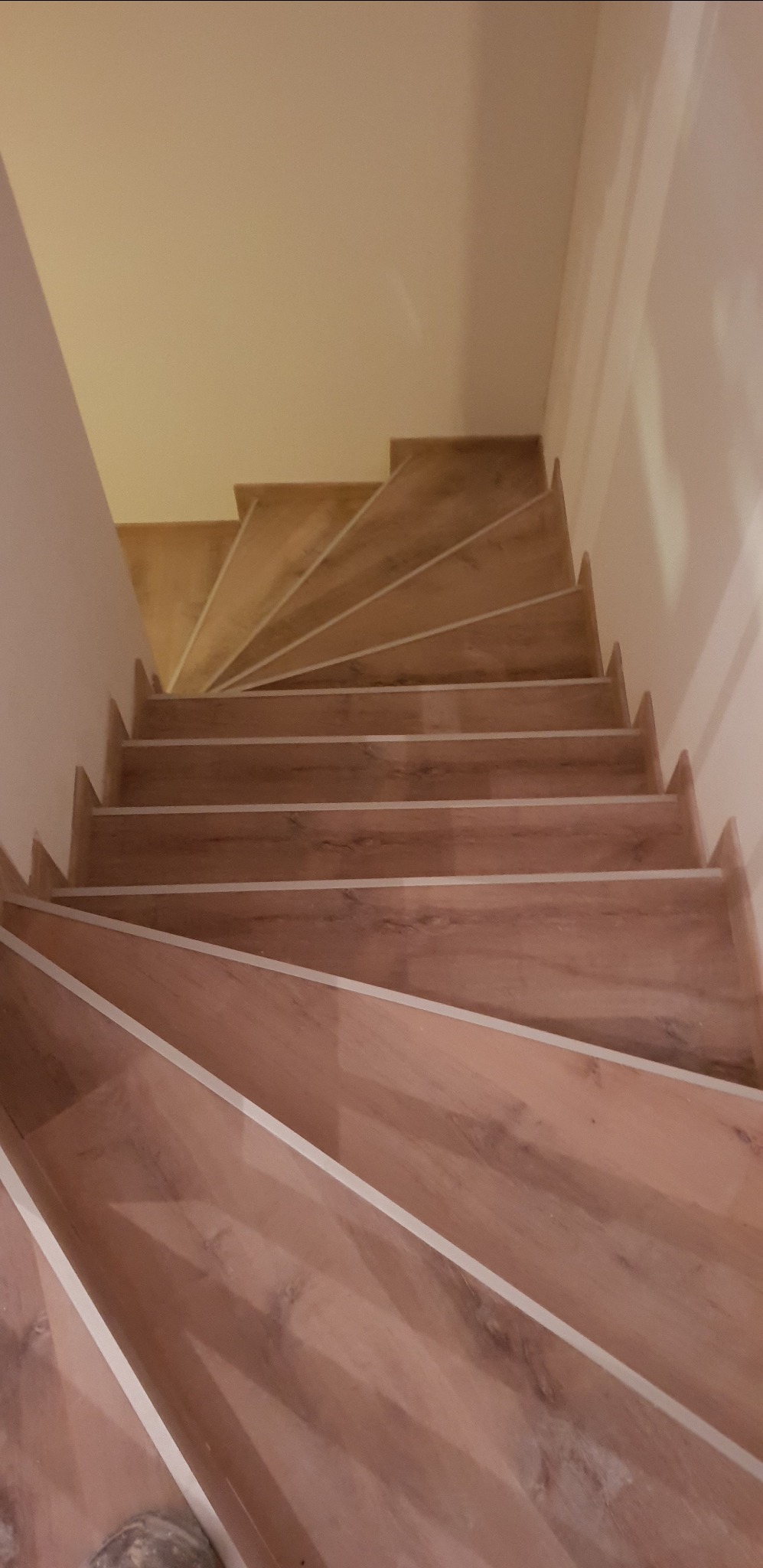 Schody zrobione z paneli vinylowych na kleju.