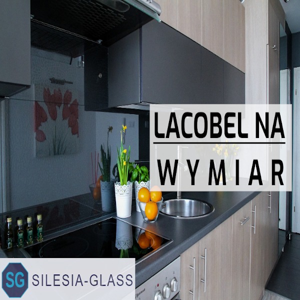 Czarny Lacobel na ścianie nad blatem kuchennym, z odbiciem kwiatów i naczyń, podświetlony przez okap, z logo Silesia-Glass w lewym dolnym rogu.
