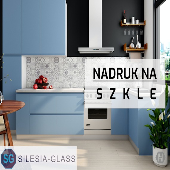 Niebieska zabudowa kuchenna z nadrukiem na szkle na ścianie nad blatem, widok z boku, na blacie misa z owocami