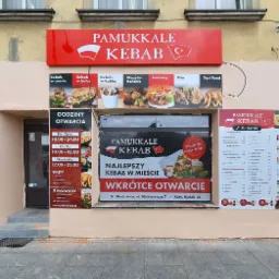 Fasada lokalu gastronomicznego Pamukkale Kebab z szyldem, plakatami menu i godzinami otwarcia w dwóch lokalizacjach.