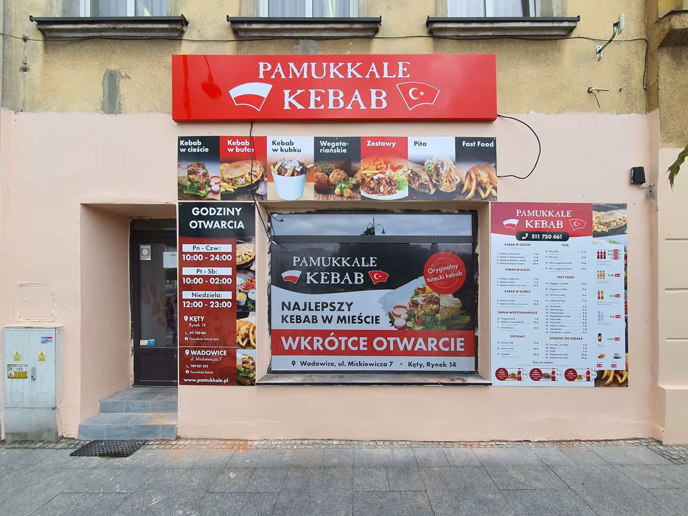 Fasada lokalu gastronomicznego Pamukkale Kebab z szyldem, plakatami menu i godzinami otwarcia w dwóch lokalizacjach.