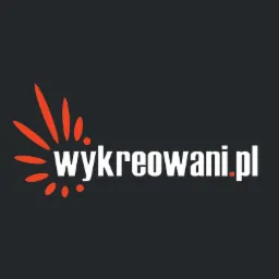 Logo firmy Wykreowani.pl na ciemnoszarym tle, biały napis z pomarańczowymi elementami graficznymi po lewej stronie.