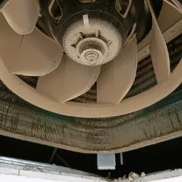 Silnie zakurzona kaseta klimatyzacji Samsung Wind Free 3,5kW, widok od dołu przed czyszczeniem, z widocznymi łopatkami wentylatora i żebrami wymiennika ciepła pokrytymi grubą warstwą brudu.