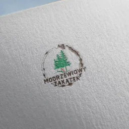 Logo firmy z Nowego Dworu Mazowieckiego przedstawiające zielone drzewo iglaste w okręgu z napisem 'Modrzewiowy Zakątek' na teksturowanym papierze.