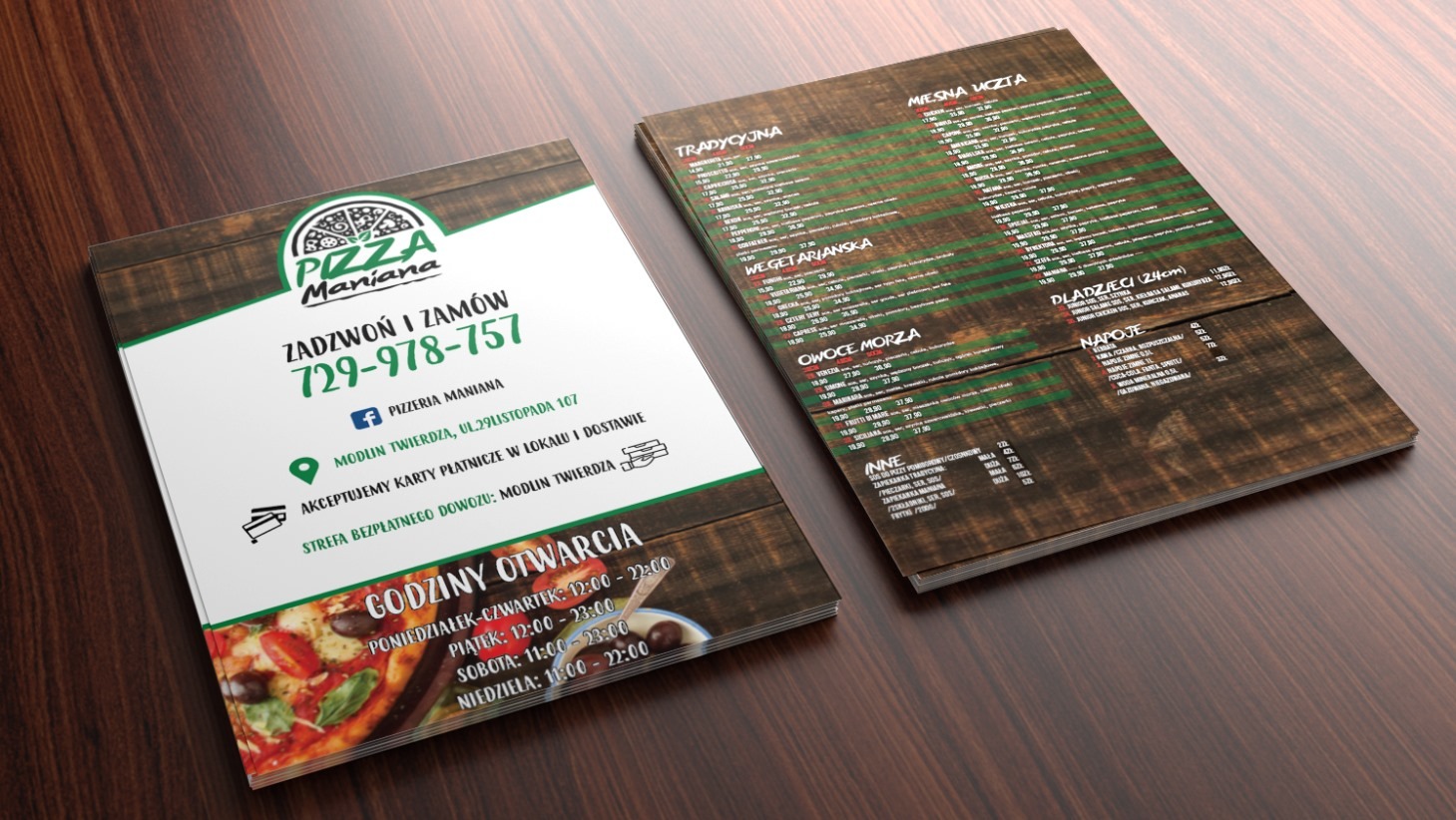 Dwa ulotki pizzerii Mania na drewnianym stole, jedna z danymi kontaktowymi i godzinami otwarcia, druga z menu i cenami.