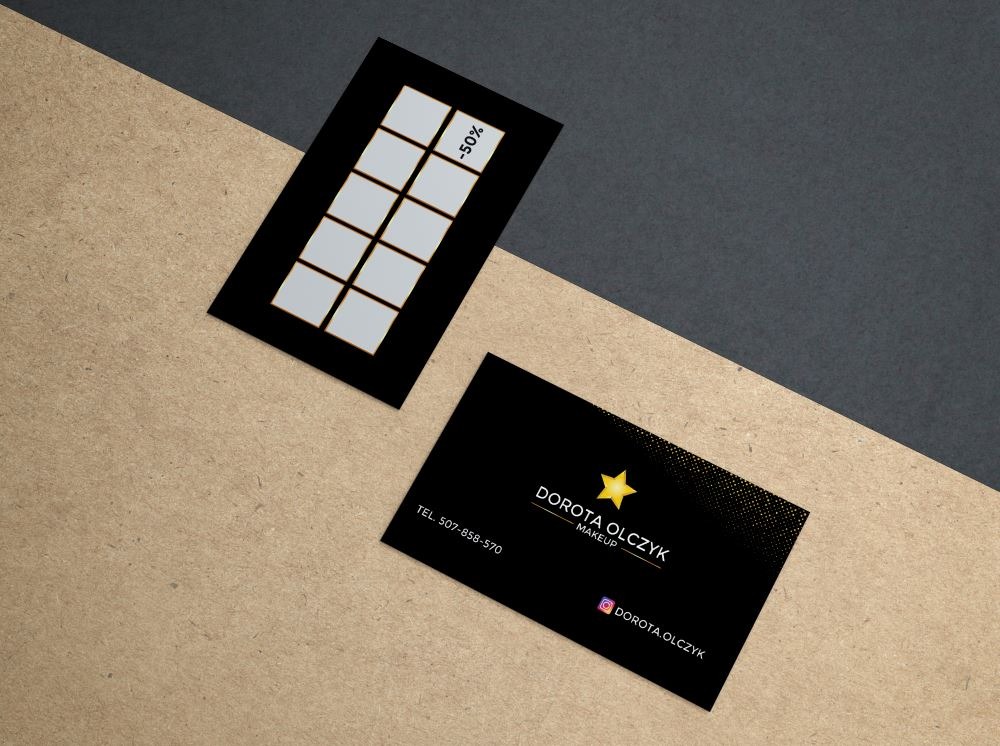 Dwie czarne wizytówki na beżowo-szarym tle. Jedna z polami do zdrapywania z napisem -50%. Druga z logo i danymi kontaktowymi Dorota Olczyk Make-up.