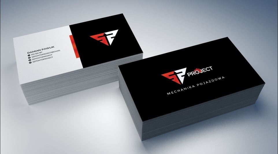 Stosy wizytówek z czarno-białym designem i czerwonym akcentem logo, prezentujące firmę 'Project Mechanika Pojazdowa', z subtelnym cieniowaniem tła.
