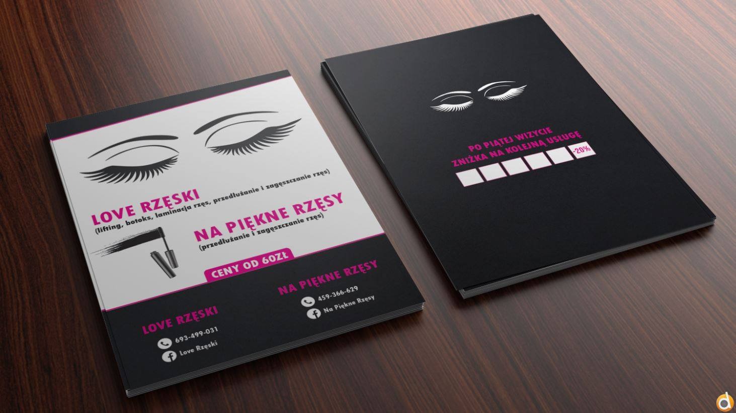 Dwa foldery reklamowe na drewnianym stole, prezentujące ofertę liftingu, botoksu, laminacji, przedłużania i zagęszczania rzęs, z informacją o zniżce po piątej wizycie.