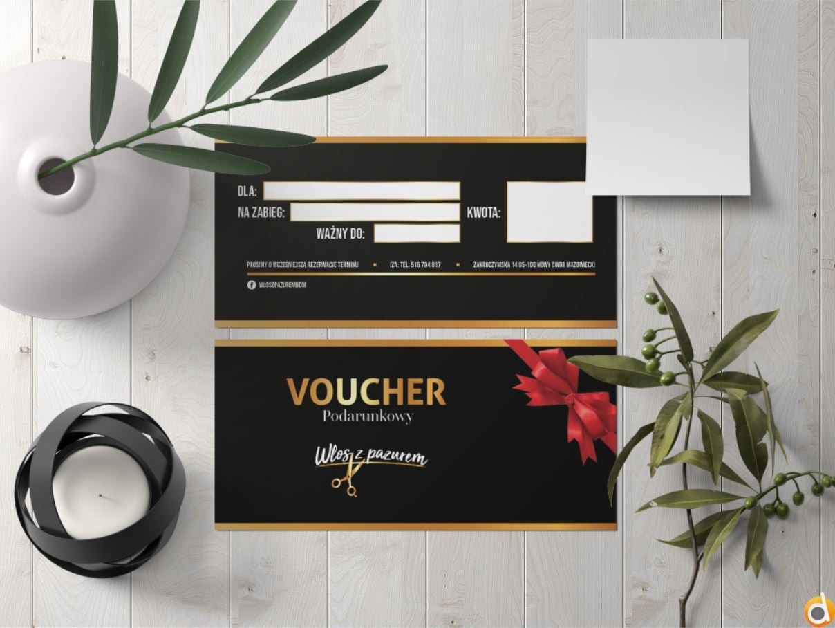 Elegancki voucher podarunkowy w czarno-złotej kolorystyce, z czerwoną wstążką, na drewnianym tle z dekoracjami roślinnymi i świecą.
