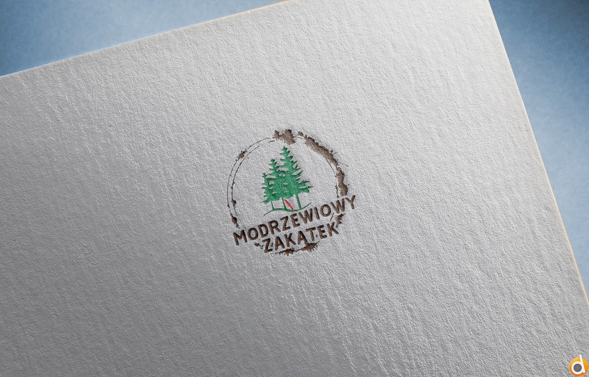 Logo firmy z Nowego Dworu Mazowieckiego przedstawiające zielone drzewo iglaste w okręgu z napisem 'Modrzewiowy Zakątek' na teksturowanym papierze.