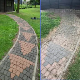 Porównanie kostki brukowej przed i po: po lewej stronie czysta, wzorzysta ścieżka z szarej i ceglastej kostki prowadząca przez trawnik obok drewnianej altanki, po prawej zabrudzona kostka brukowa...