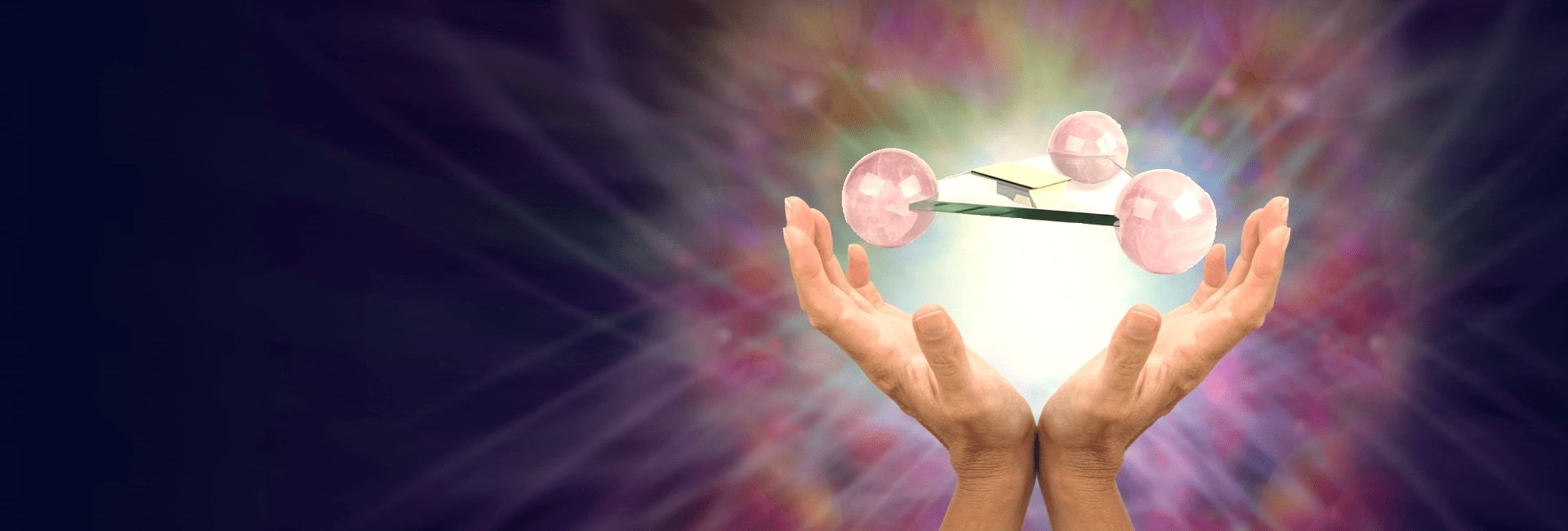 Dłonie trzymające model molekularny z różowych kul na szklanej platformie, podświetlone na tle z promienistym efektem.