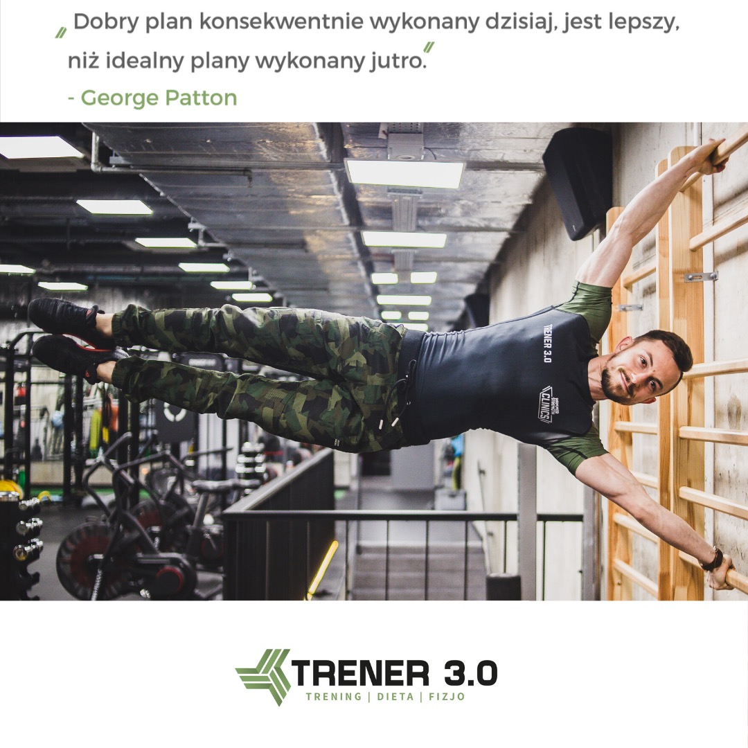 Mężczyzna w stroju sportowym wykonuje ćwiczenie na drabinkach w siłowni, prezentując siłę i sprawność fizyczną. W tle sprzęt do ćwiczeń i motywujący cytat.