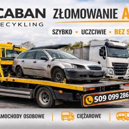 Caban Recykling Sp. z o.o. - Żółta laweta Caban z uszkodzonym srebrnym kombi na platformie, w tle ciężarówki i autobus. Oferta: złomowanie aut szybko, uczciwie, bez stresu. Numer telefonu.