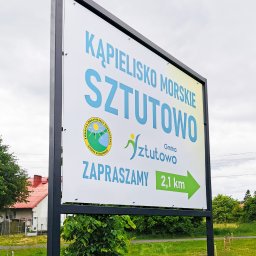 Odświeżony szyld i przemalowany na czarno stelaż dla Lokalnej Organizacji Turystycznej Gminy Sztutowo. Zdjęcie prawej strony po montażu. 2025