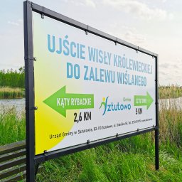 Odświeżony szyld i przemalowany na czarno stelaż dla Lokalnej Organizacji Turystycznej Gminy Sztutowo. Zdjęcie prawej strony po montażu. 2025