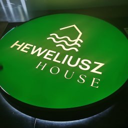 Okrągły podświetlany kaseton dla Heweliusz House w Stegnie. Zdjęcie zrobione w studiu podczas przygotowania kabli i sprawdzania poprawności oświetlenia. 2025