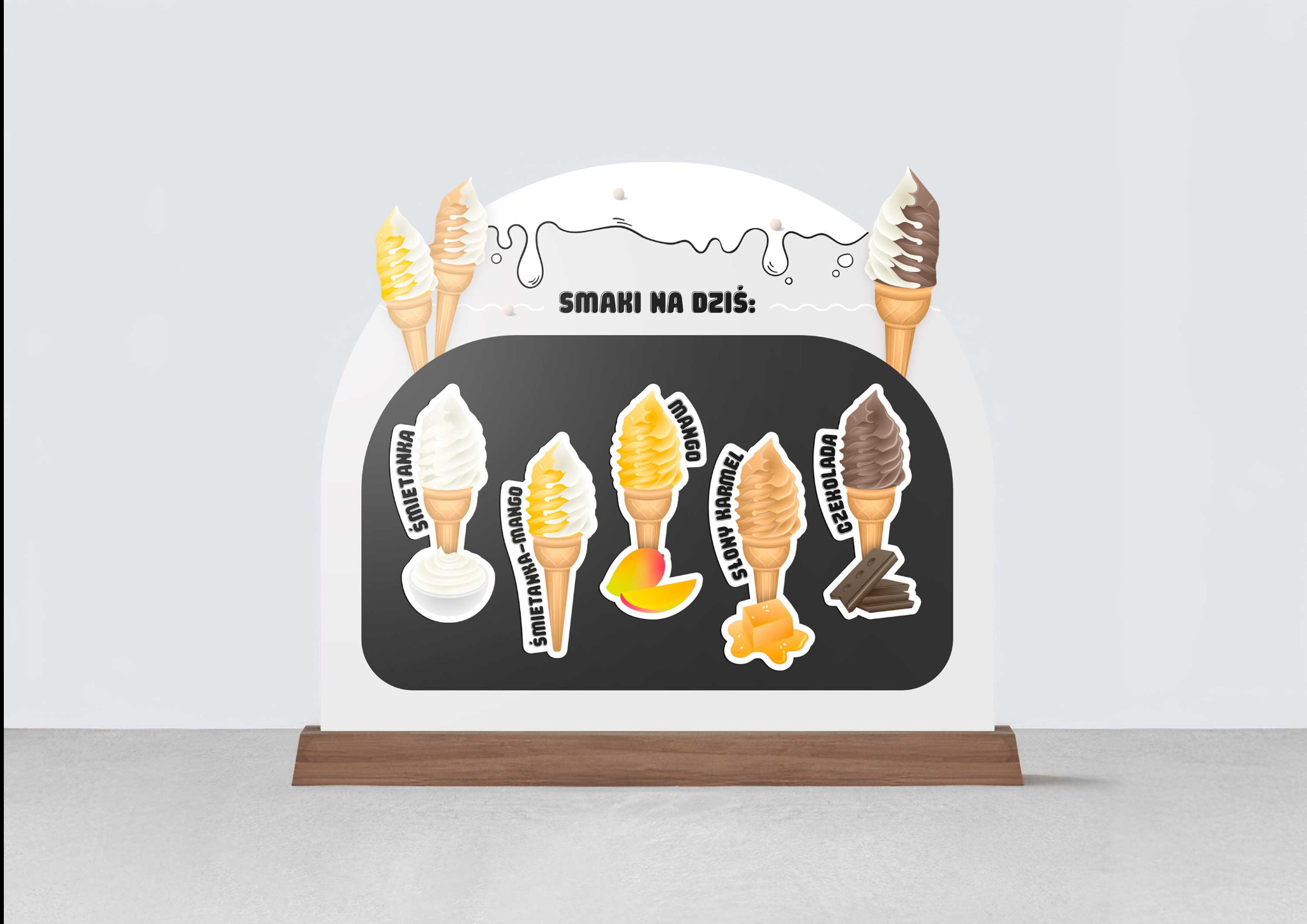 Stand magnetyczny prezentujący wizualizację oferty smakowej lodziarni Fabryka Lodów Naturalnych na rok 2024, z ilustracjami lodów o smakach: śmietanka, śmietanka-mango, mango, słony karmel, czekolada.