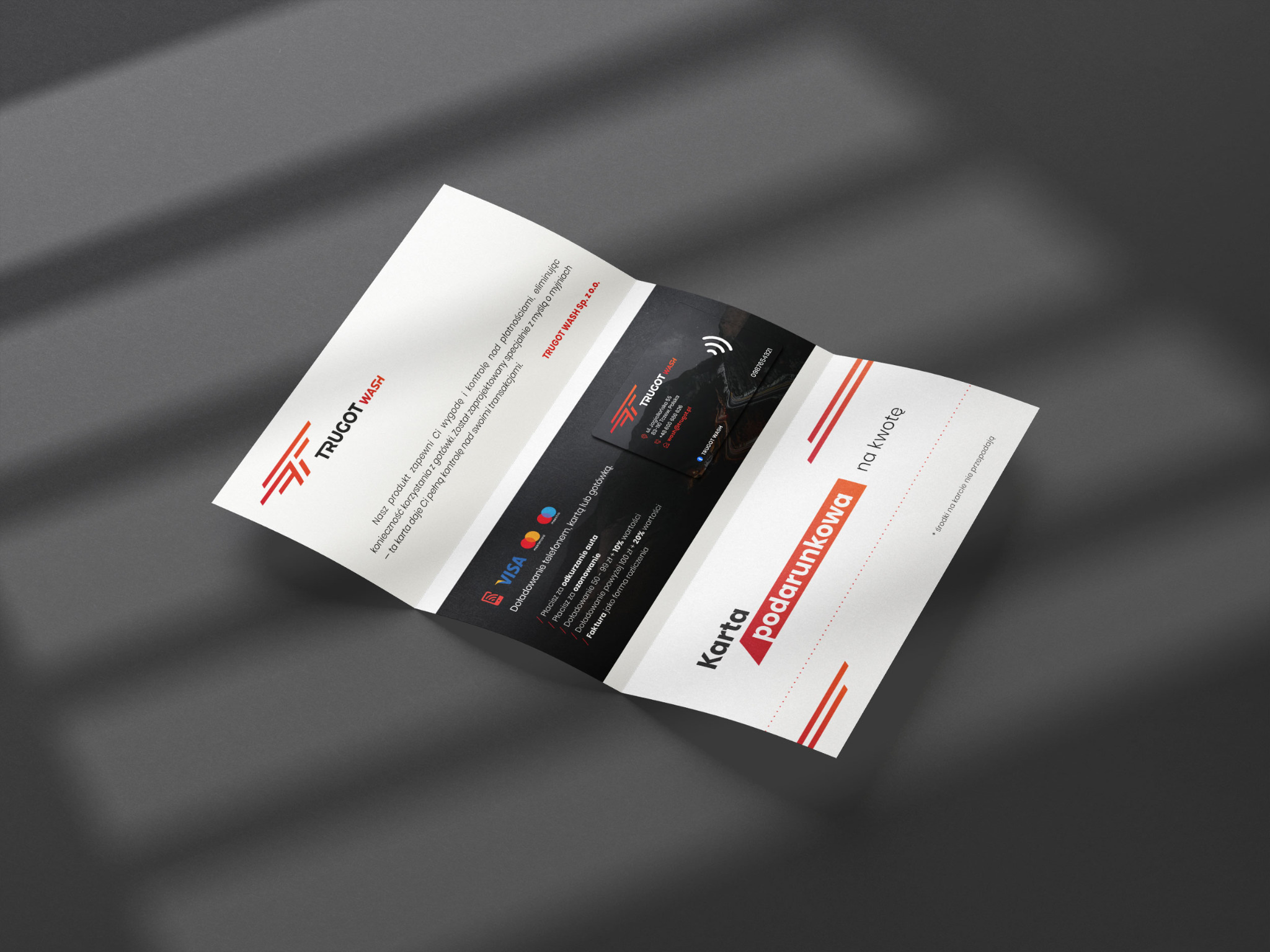 Karta podarunkowa Trugot Wash z wizualizacją elektronicznej karty flotowej, rozłożona na szarym tle, prezentująca szczegóły oferty i dane kontaktowe firmy.
