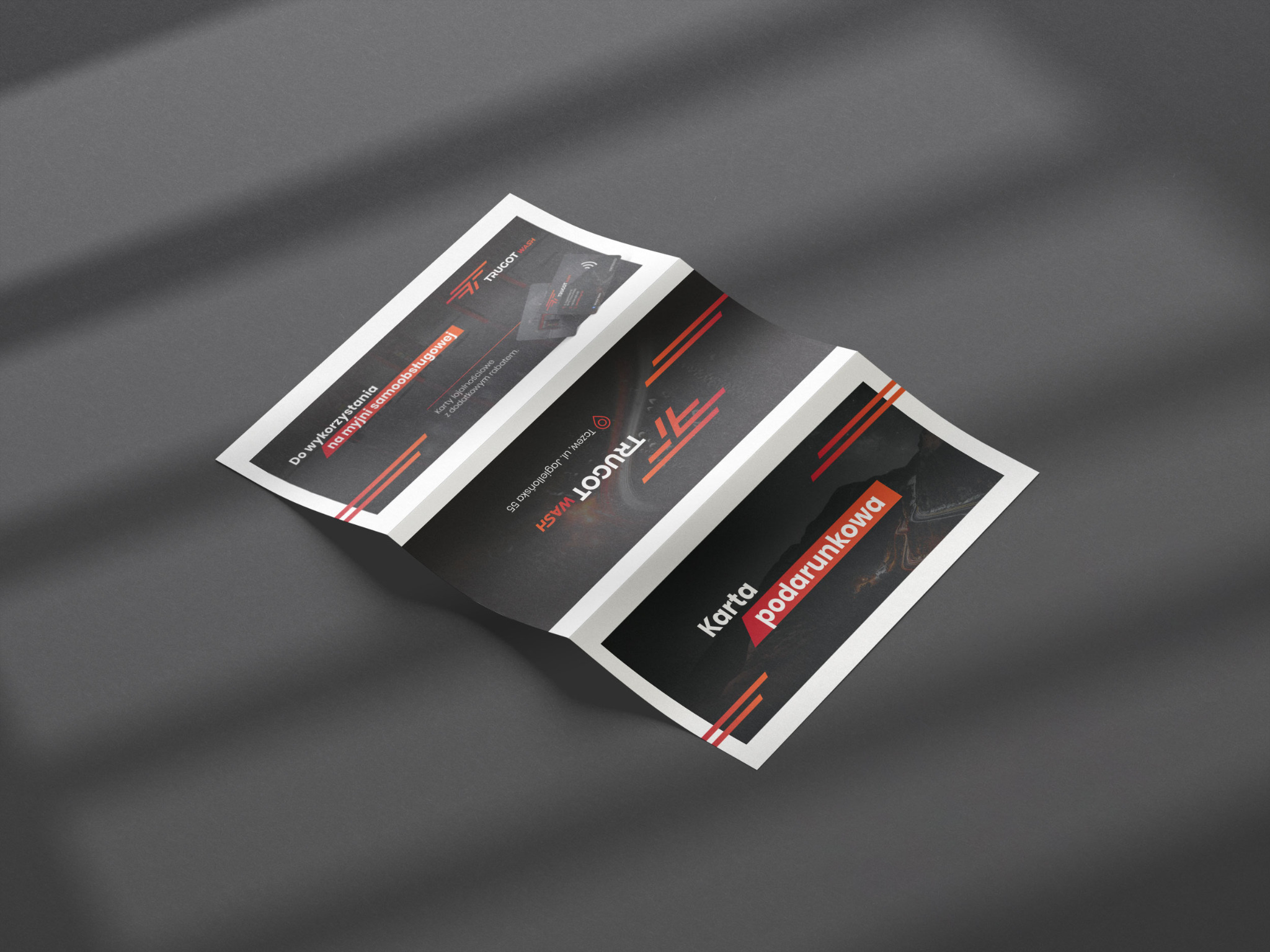 Wizualizacja okładki karty podarunkowej z kartą flotową dla Trugot Wash, zaprezentowana w formie rozłożonej ulotki na szarym tle z cieniem, wykonana przez firmę ze Sztutowa.