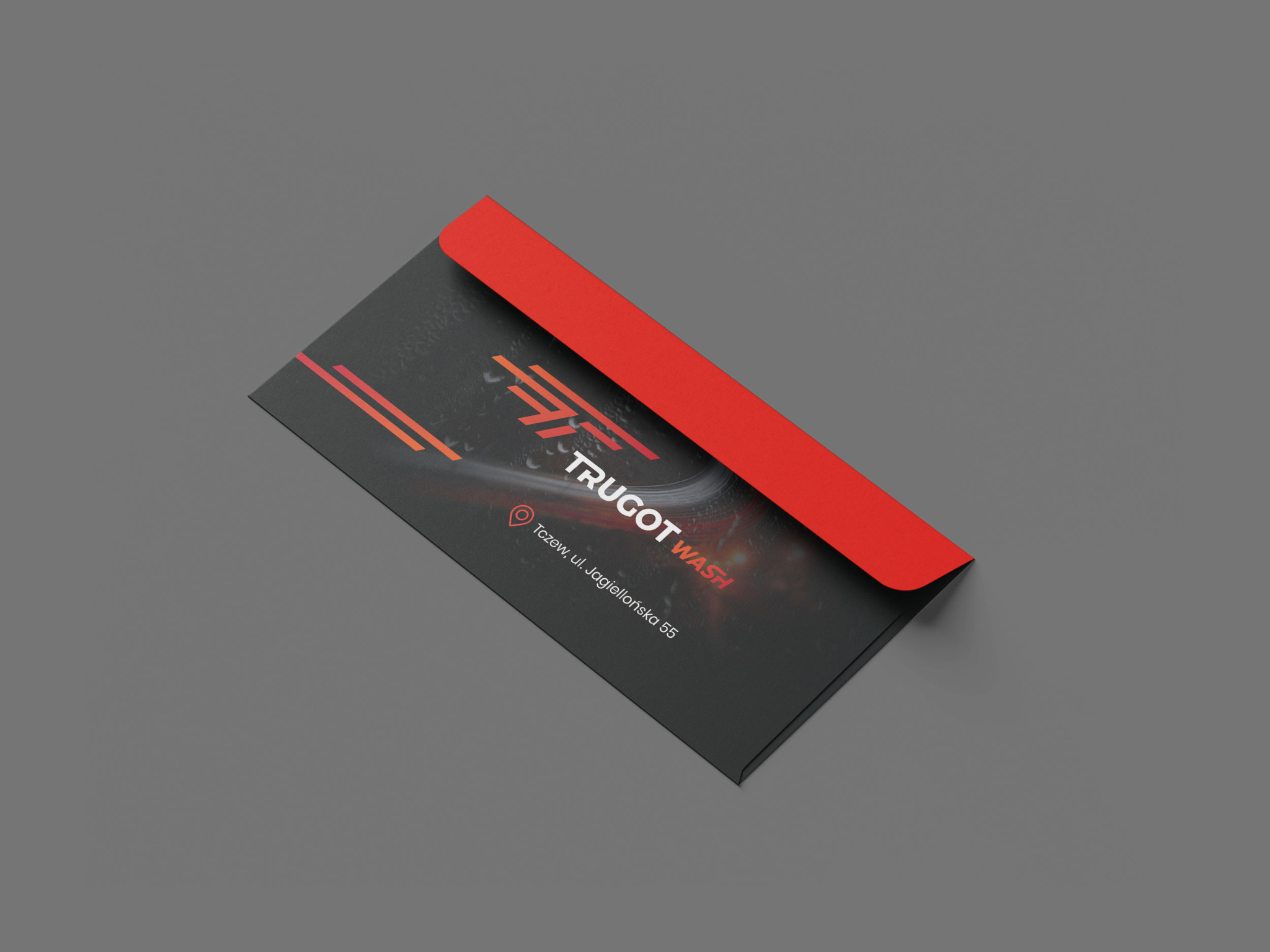Wizualizacja koperty do karty podarunkowej dla Trugot Wash, z czarnym tłem, czerwonym akcentem i adresem firmy w Tczewie.