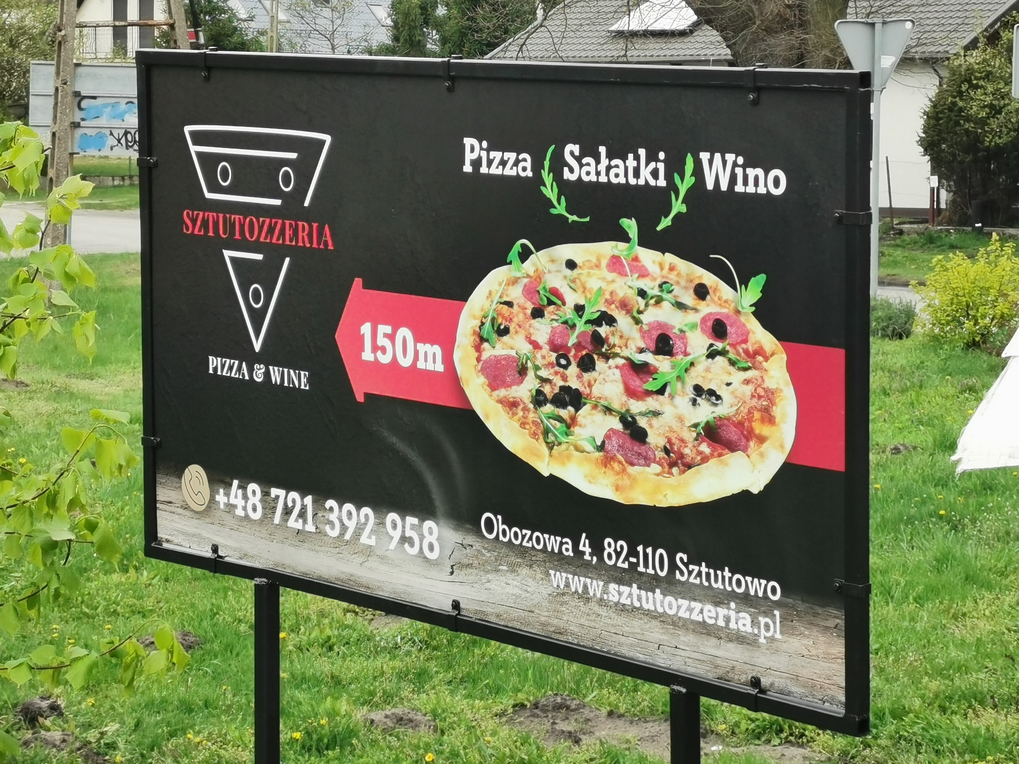 Odświeżony szyld i przemalowany na czarno stelaż dla Sztutozzerii. Zdjęcie lewej strony po montażu. 2024