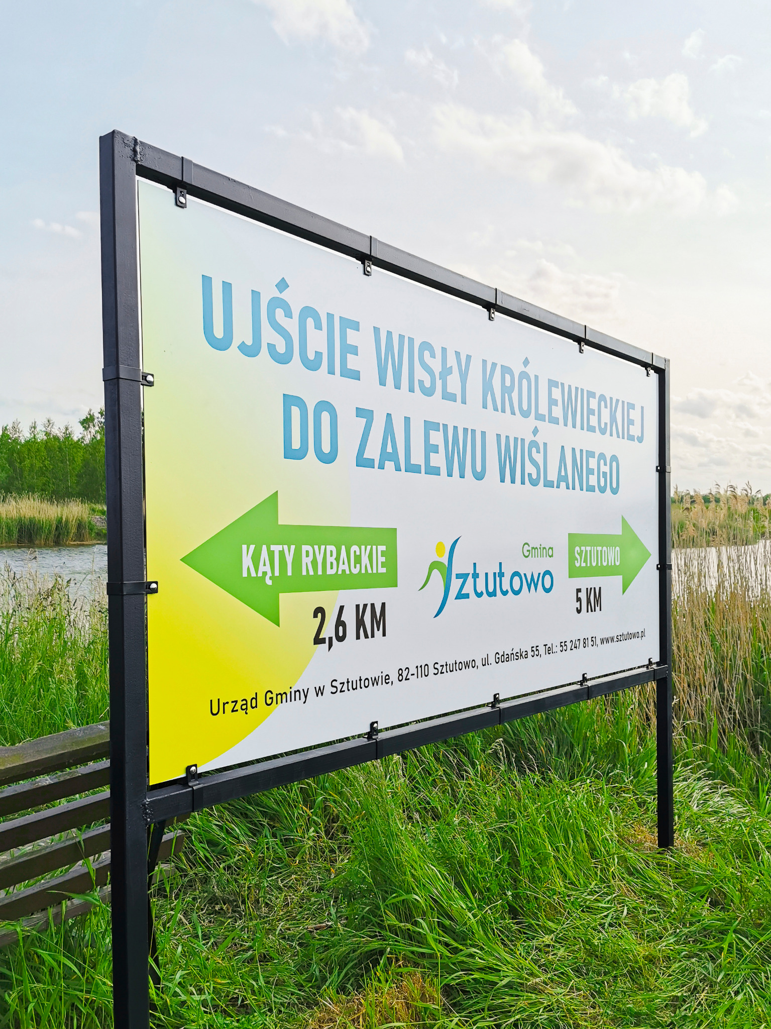 Szyld informacyjny Lokalnej Organizacji Turystycznej Gminy Sztutowo po odświeżeniu, z czarnym stelażem, wskazujący kierunki do Kątów Rybackich i Sztutowa.