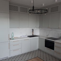 Netkam Anna Suszka - Jasnoszara kuchnia z białym blatem i marmurowym backsplashiem, wzorzysta podłoga, nowoczesne oświetlenie sufitowe.