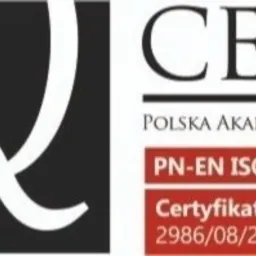 Certyfikat jakości PN-EN ISO 9001:2015, wydany przez Polską Akademię Jakości, numer certyfikatu 2986/08/2020/J/C, z logo w postaci stylizowanej litery Q na czarnym tle.