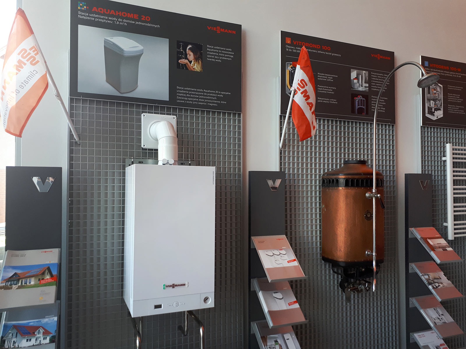 Salon firmowy Viessmann prezentuje przekrój historyczny urządzeń grzewczych: od miedzianego pieca z początku XX wieku po nowoczesny, biały kocioł kondensacyjny z 2021 roku, oba eksponaty...