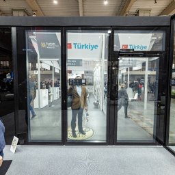 Komak - przeszklenia loftowe i biurowe - Najwyższej Klasy Szklane Balustrady Wrocław
