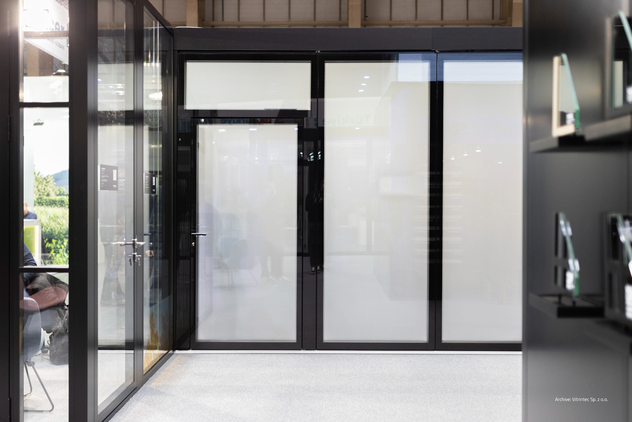 Nowoczesne, przeszklone drzwi w czarnej ramie, z widocznymi detalami wykończenia. Prezentacja we Wrocławiu.