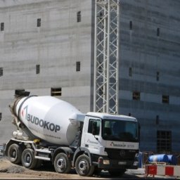 Budokop-Beton, gruszka na placu budowy,
realizujemy dostawy betonu dla budownictwa mieszkaniowego (jedno i wielo rodzinnego), obiektów przemysłowych (hale, fabryki, silosy)