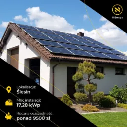 Panele słoneczne na dachu domu jednorodzinnego w Ślesinie, widoczne logo N Energia, informacja o mocy instalacji 17,28 kWp i rocznej oszczędności ponad 9500 zł.