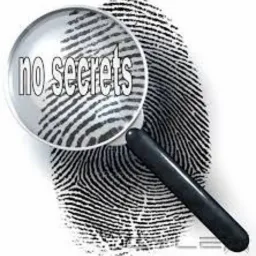 Odcisk palca pod lupą z napisem 'no secrets', symbolizujący brak tajemnic i śledztwo.