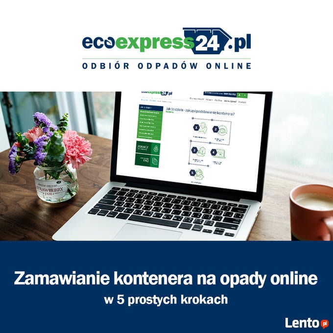 Laptop wyświetlający stronę internetową z instrukcją zamawiania kontenera na odpady, obok filiżanka z kawą i wazonik z kwiatami.