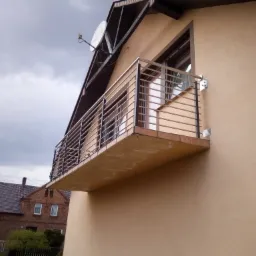 Połączenie stali zwykłej ocynkowanej i malowanej proszkowo ze stalą nierdzewną.