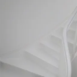 Białe, kręte schody z poręczą, świeżo pomalowane na biało, widok z dołu, z elementami zabezpieczającymi na dole.