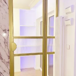 Drzwi do biura malowane natryskowo z wypełnieniem szklanym