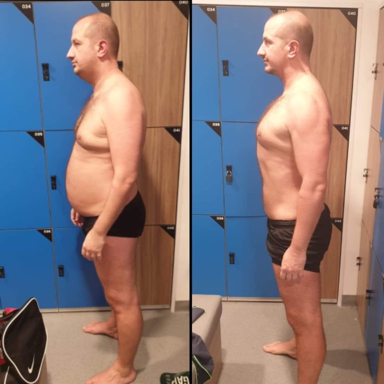 Mężczyzna przed i po metamorfozie sylwetki, widok z profilu na tle szatni z szafkami, widoczna zmiana w obwodzie brzucha i postawie.