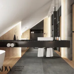 Nowoczesna łazienka na poddaszu z wolnostojącą wanną, czarnym blatem z umywalką i drewnianymi akcentami, oświetlona listwami LED.