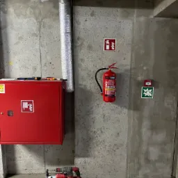 Wyposażamy obiekty w podręczny sprzęt gaśniczy.