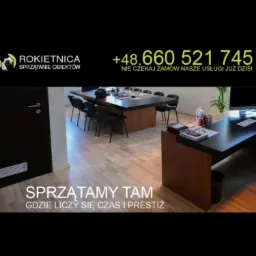 Zdjęcie przedstawia wnętrze biura z długim stołem konferencyjnym i krzesłami, widoczne również biurko, drzwi i fragment podłogi. W górnej części logo firmy sprzątającej Rokietnica i numer telefonu.