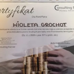 Certyfikat ukończenia szkolenia w zakresie przeciwdziałania praniu brudnych pieniędzy i finansowaniu terroryzmu, wydany przez Consulting Partner Monika Krysta dla Wiolety Grochot, z datą i podpisem...
