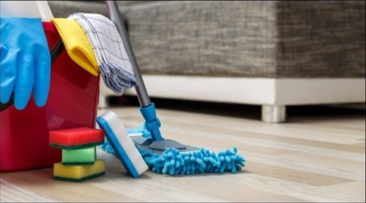 Ścieranie kurzu i mycie podłogi.