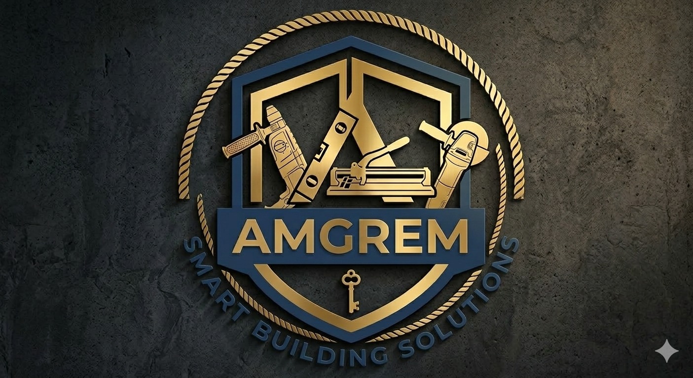Graficzne logo 'Amgrem Smart Building Solutions' w odcieniach złota i granatu, z ikonami narzędzi budowlanych i kluczem na teksturowanym, ciemnym tle.