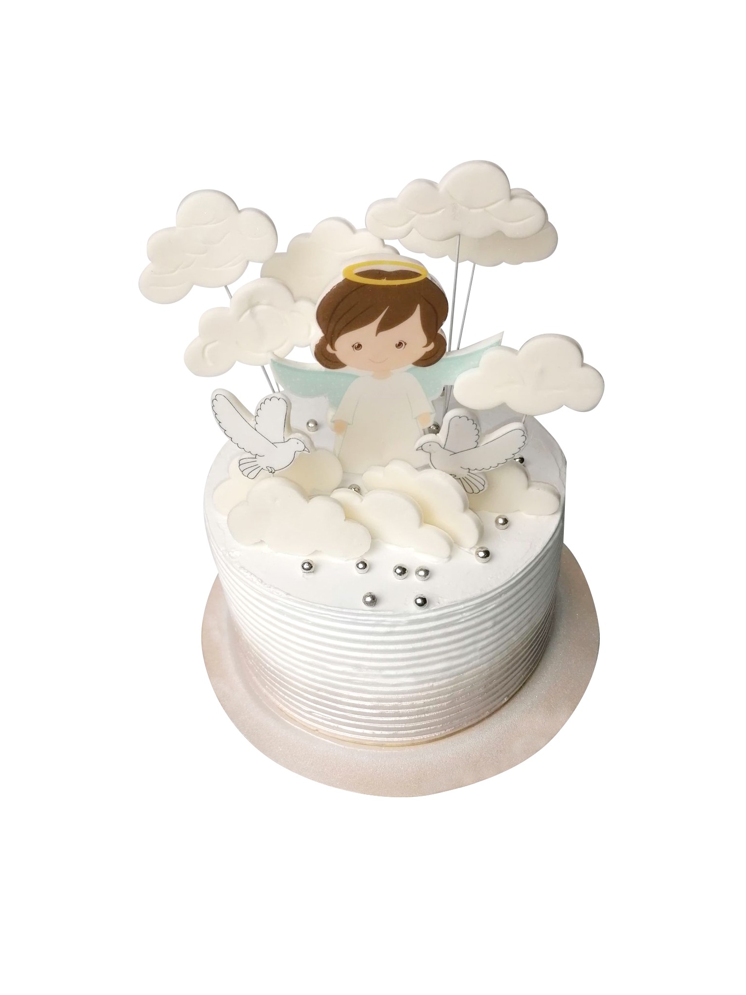 Tort okolicznościowy z dekoracją: aniołek z aureolą, gołąbki i chmurki, całość w białej kolorystyce z srebrnymi akcentami.