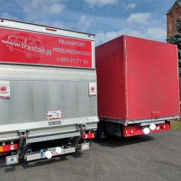 Samochód z windą załadowczą