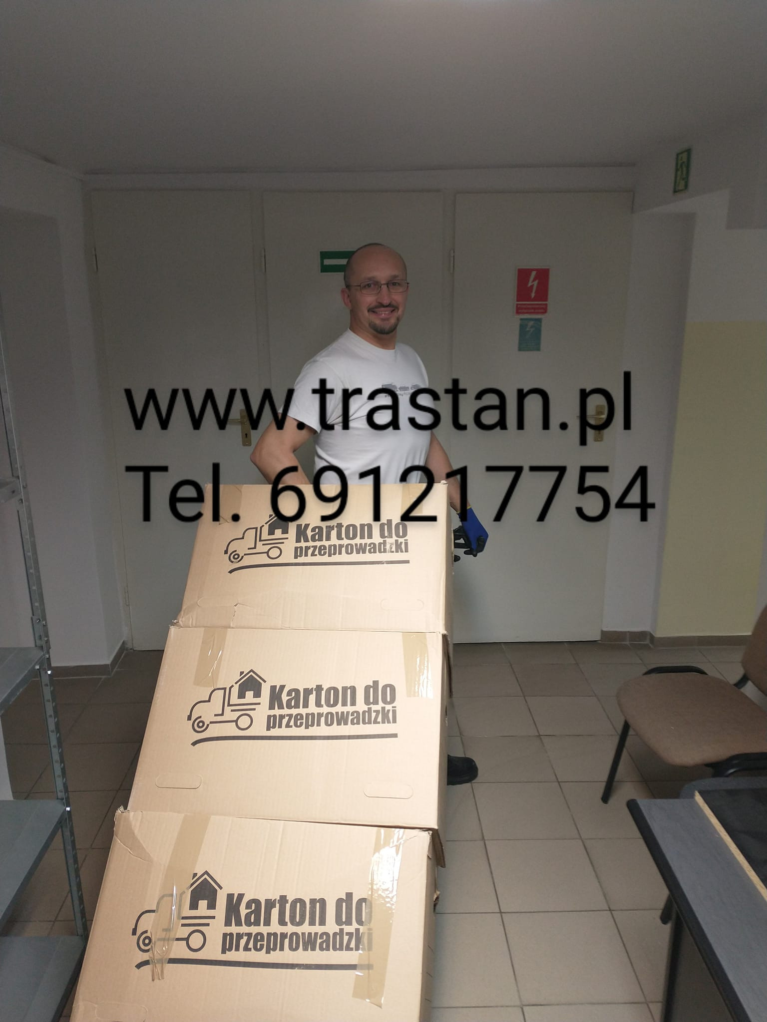 Marcin Stańczyk podczas transportu kartonów za pomocą wózka trastan