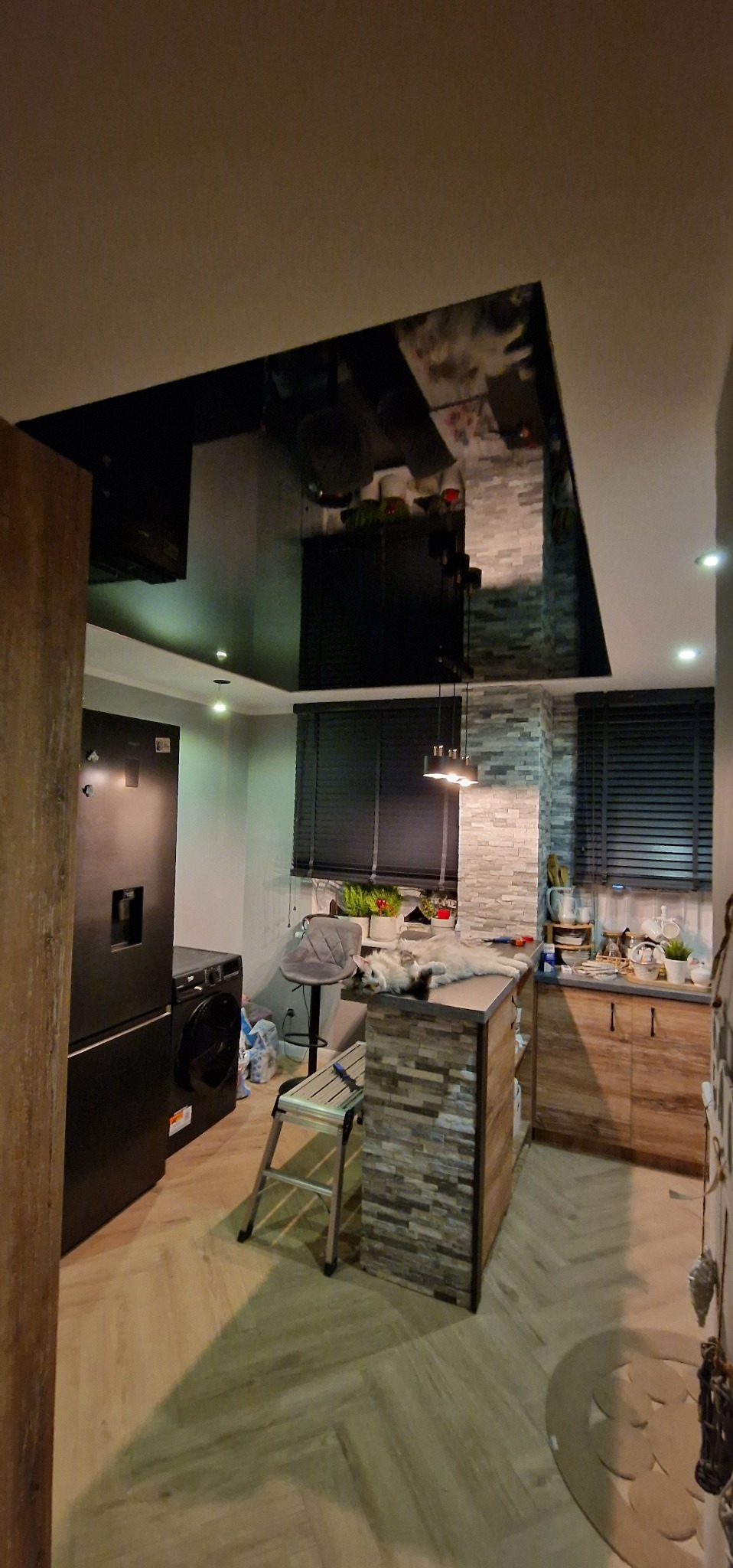 Montaż sufitów napinanych